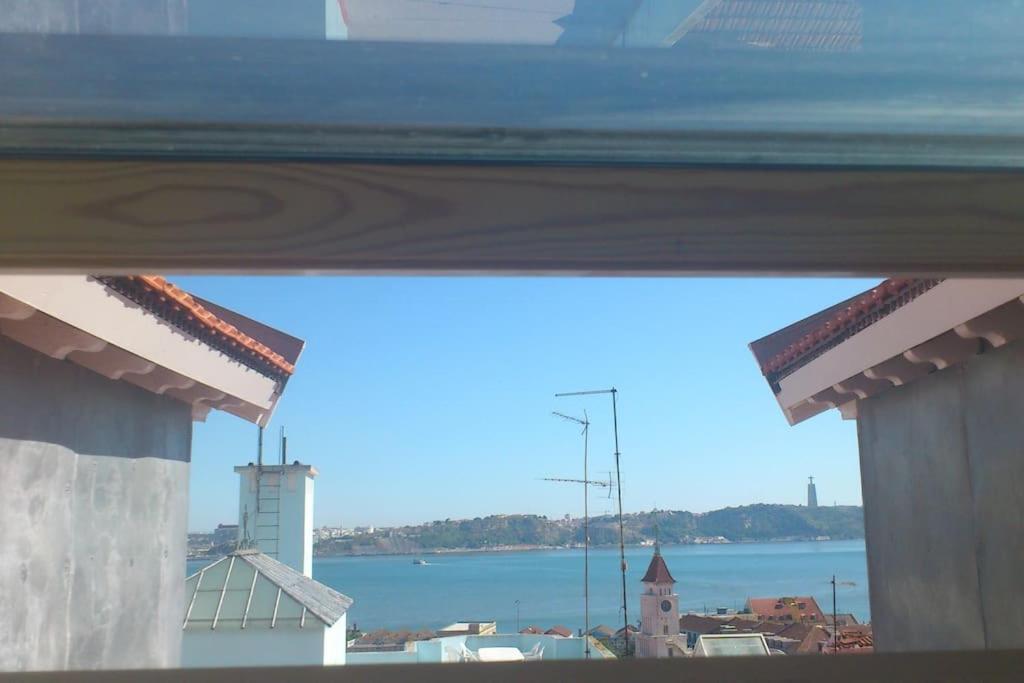 Windows Of Bica-great View Over River Apartment Lisbon